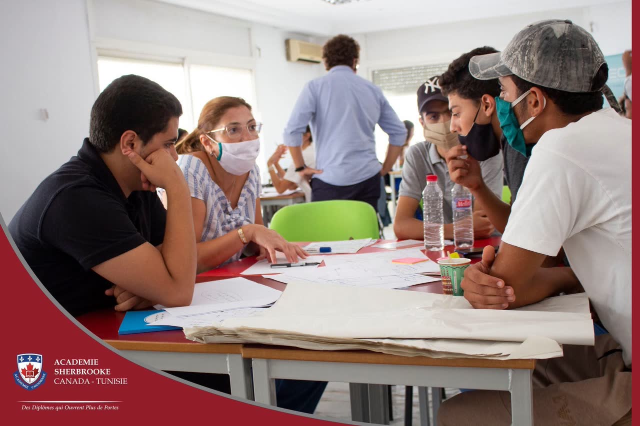 Étudiants travaillant ensemble autour d'une table