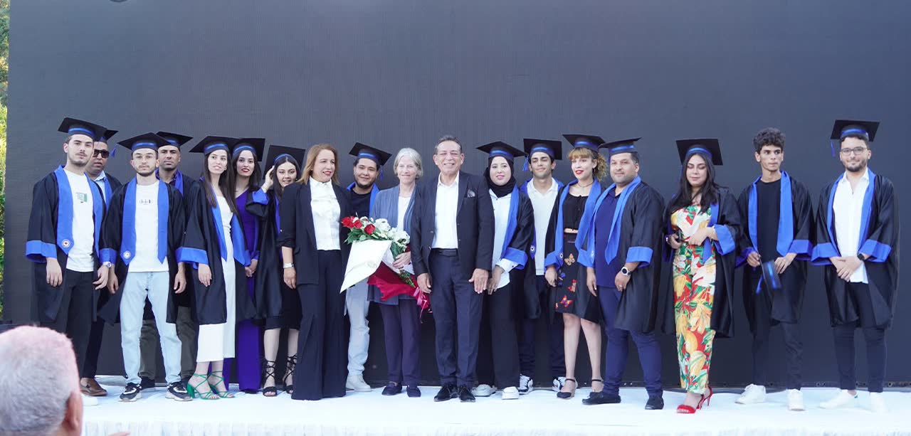 Photographie de groupe de la promotion 2024, en toge