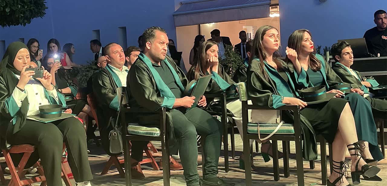 Rangées de diplômés assis pendant la cérémonie de 2024