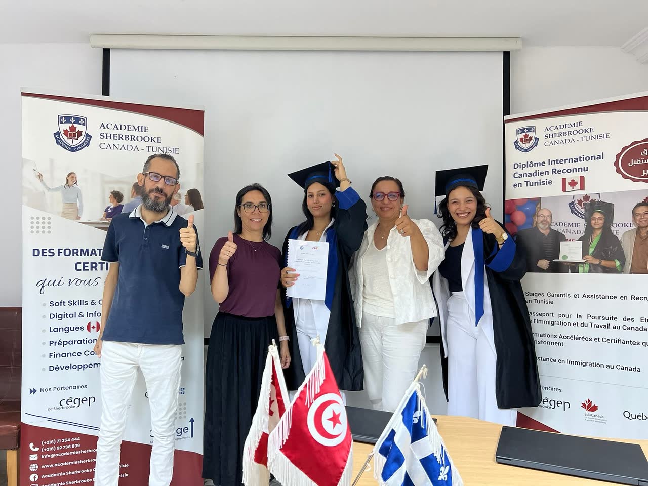 Remise de diplômes devant les drapeaux tunisien et québécois