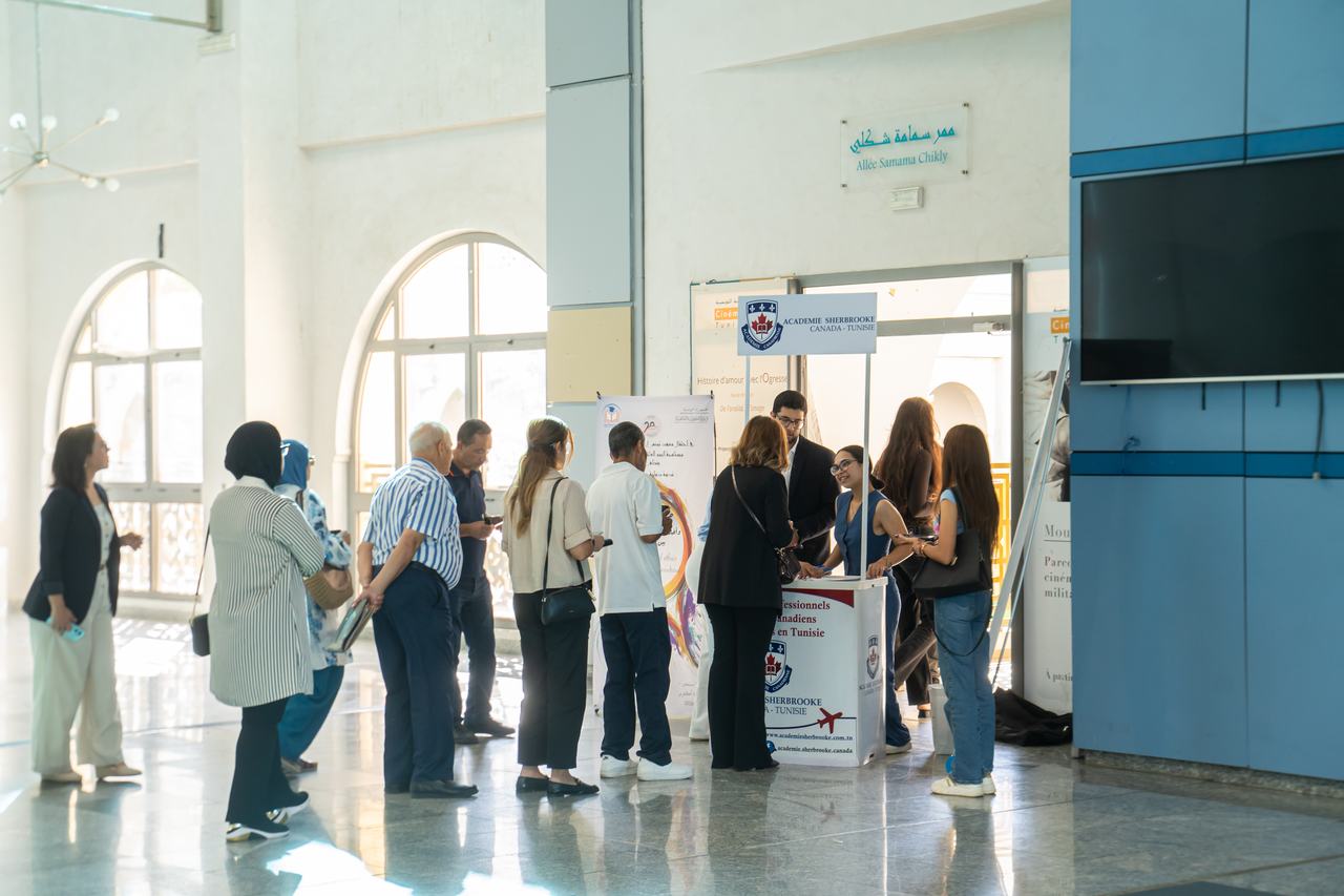 Visiteurs à l'accueil du forum, devant les kiosques d'information