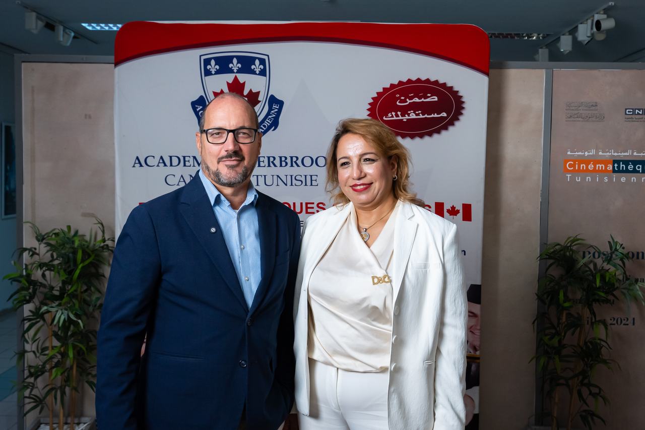 Son Excellence Monsieur Alexandre Bilodeau et la direction de l'académie devant le kakémono de l'Académie Sherbrooke Canada-Tunisie