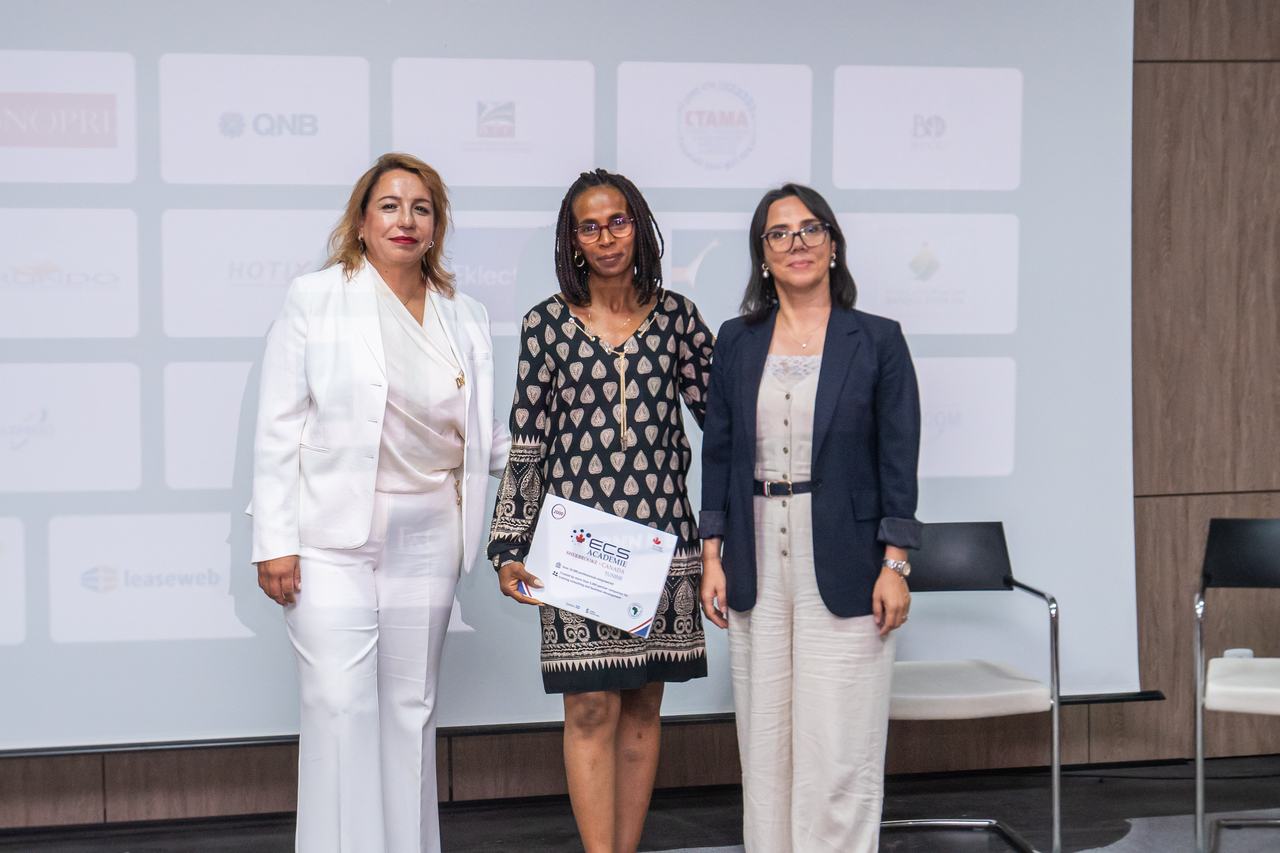 Remise d'un certificat à trois participantes