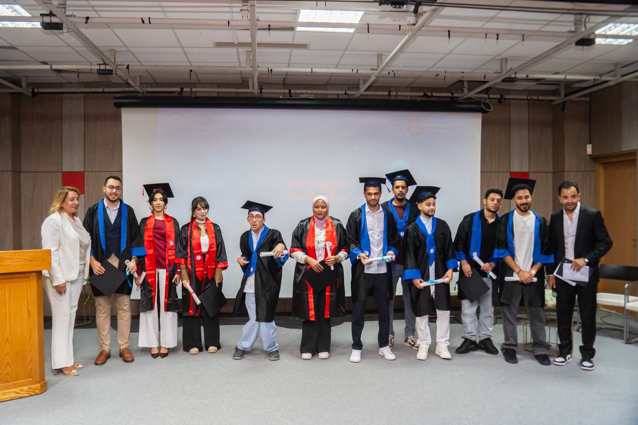 Les diplômés alignés sur scène avec l'équipe de l'académie