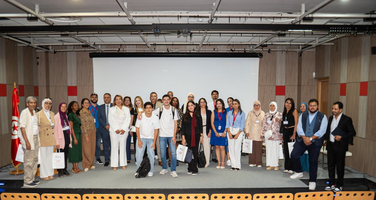 Photographie de groupe des participants et des diplômés sur la scène