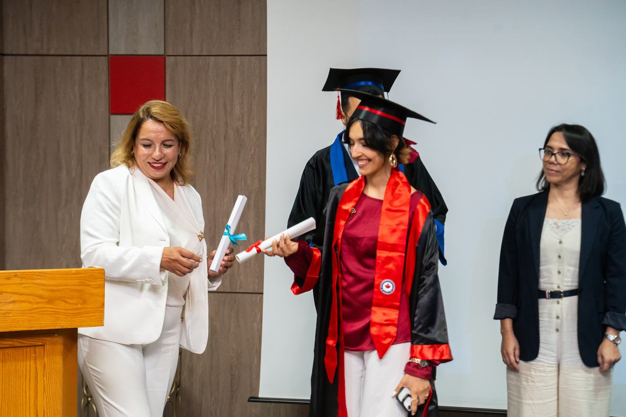 Remise d'un diplôme à une étudiante sur scène
