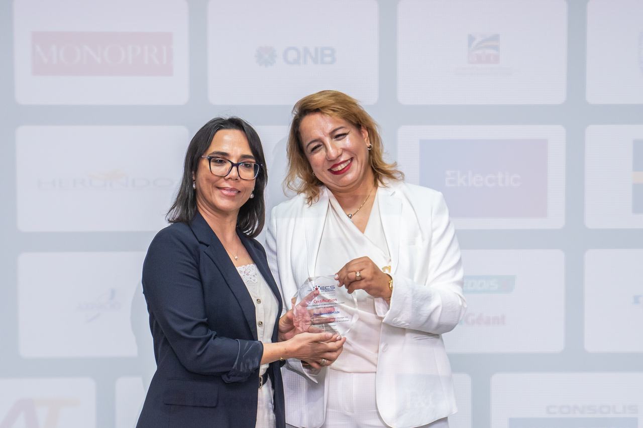 Remise d'un trophée à une participante certifiée