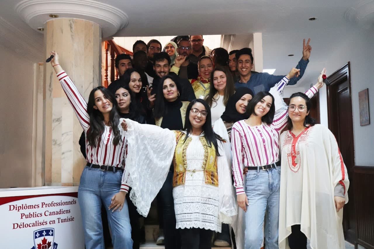 Étudiants en tenue traditionnelle tunisienne à l'académie