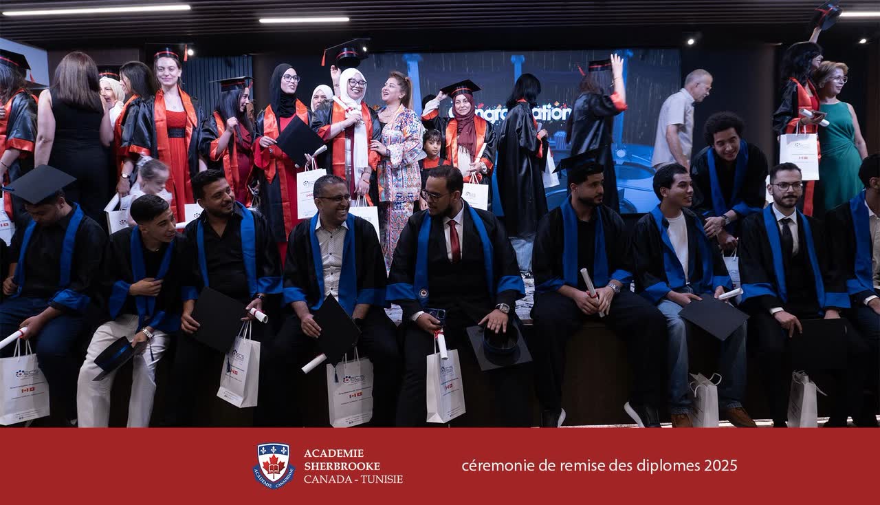 Les diplômés de la promotion 2025 posent avec leurs diplômes, entourés de l'équipe pédagogique