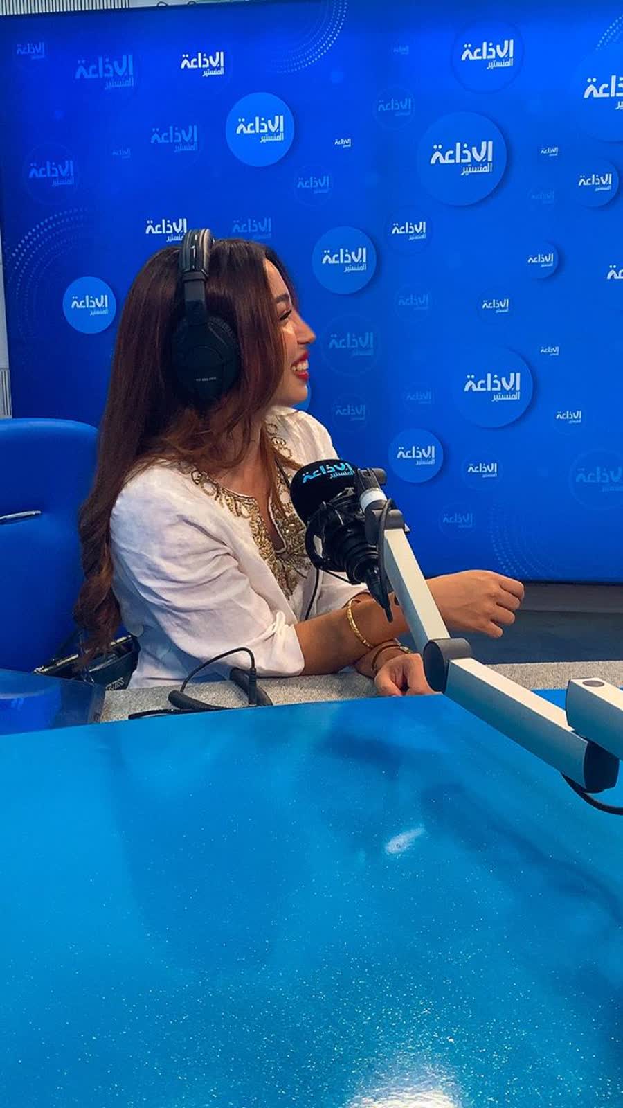 Interview en studio à Radio Monastir, casque sur les oreilles et micro devant soi