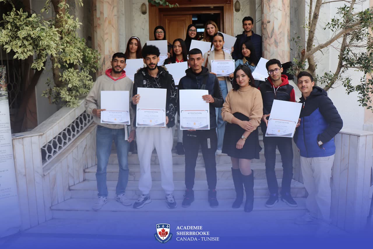 Étudiants présentant leur certificat dans l'escalier de l'académie