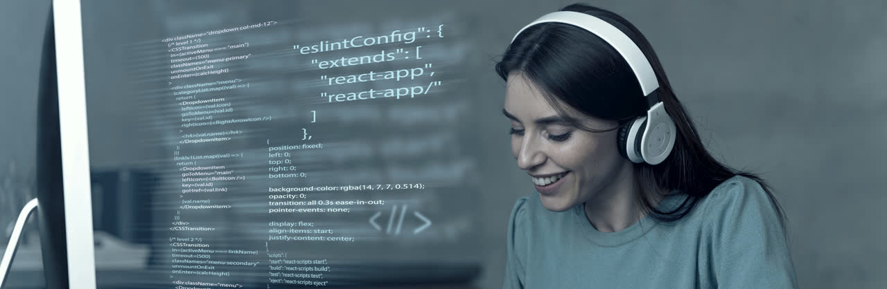 Développeuse au travail devant son écran, code affiché en surimpression