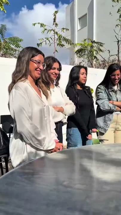 Étudiantes réunies devant les locaux de l'académie lors de la journée d'intégration