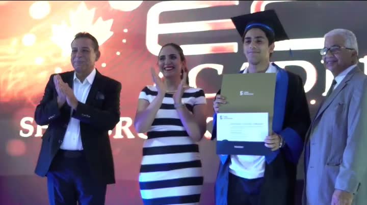 Remise d'un diplôme sur scène lors de la cérémonie de 2024
